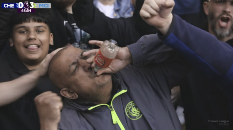 Un supporter de Manchester City s'amuse à boire les larmes des Gunners
