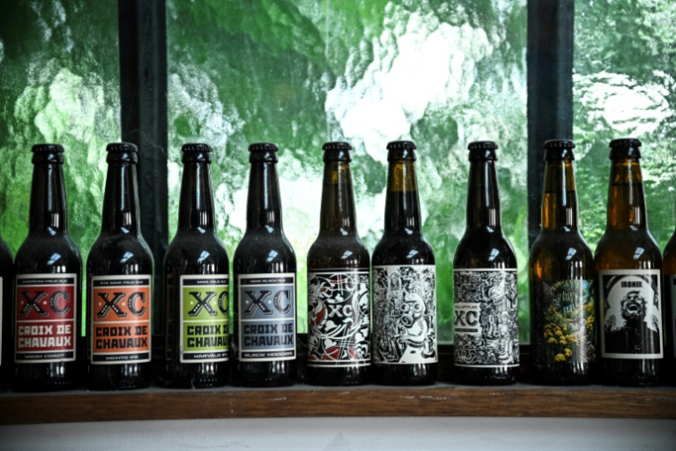 Des bouteilles de la bière locale sortie des cuves de la la Brasserie Croix de Chavaux à Montreuil, en Seine-Saint-Denis ( AFP / JULIEN DE ROSA )