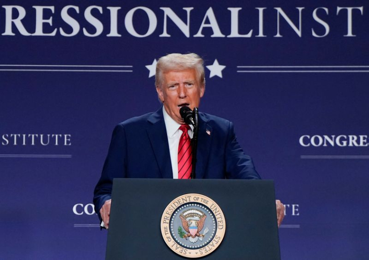 Le président américain Donald Trump assiste à une réunion de la conférence des membres républicains de la Chambre des représentants à Miami