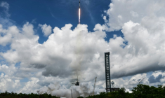 Une fusée de SpaceX transportant la capsule Crew Dragon décolle du Centre spatial Kennedy de la Nasa, en Floride, le 1er août 2025. ( AFP / CHANDAN KHANNA )