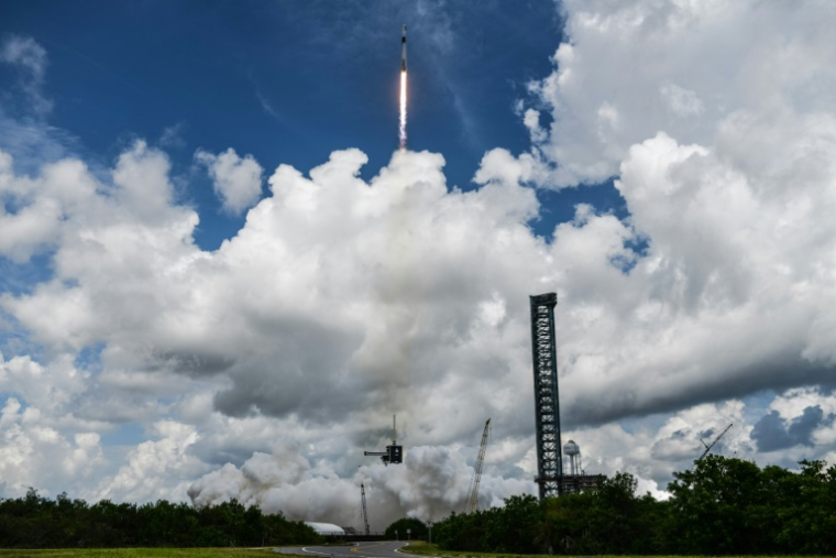 Une fusée de SpaceX transportant la capsule Crew Dragon décolle du Centre spatial Kennedy de la Nasa, en Floride, le 1er août 2025. ( AFP / CHANDAN KHANNA )