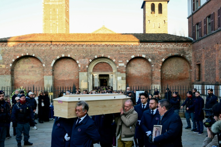 Les funérailles à Milan, le 7 janvier 2026, d'Achille Barosi, un adolescent italien mort dans l'incendie d'un bar à Crans-Montana, en Suisse  ( AFP / Stefano RELLANDINI )