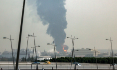 La fumée d'un incendie à l'aéroport de Dubaï, le 16 mars 2026 aux Emirats arabes unis ( AFP / - )