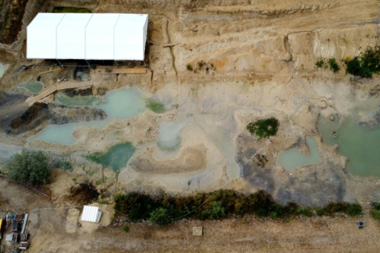 Vue aérienne du site de fouilles à Angeac-sur-Charente, le 19 juillet 2025 en Charente ( AFP / ROMAIN PERROCHEAU )