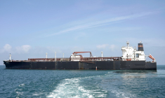 Un navire indien "Nanda Devi", transportant du gaz de pétrole liquéfié arrive au port de Vadinar, dans l'état indien du Gujarat, le 17 mars 2026 après avoir eu l'autorisation de l'Iran pour traverser le détroit d'Ormuz ( AFP / STR )