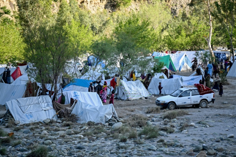 Le campement de tentes où vivent des réfugiés afghans dans la province de Kunar, en Afghanistan, le 12 avril 2026 ( AFP / Wakil KOHSAR )