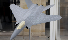 Le projet Scaf vise à produire des chasseurs de nouvelle génération, associés à des drones d'appui, connectés dans un "cloud de combat" ( AFP / LUDOVIC MARIN )