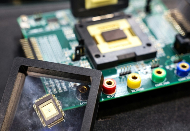 Une pièce d'un semi-conducteur de TSMC, le 15 avril 2025 à la conférence Cybersec, à Taipei ( AFP / I-HWA CHENG )