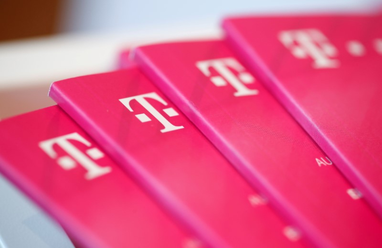 DEUTSCHE TELEKOM RELÈVE SES PERSPECTIVES, DÉPASSE LES ATTENTES AU DEUXIÈME TRIMESTRE