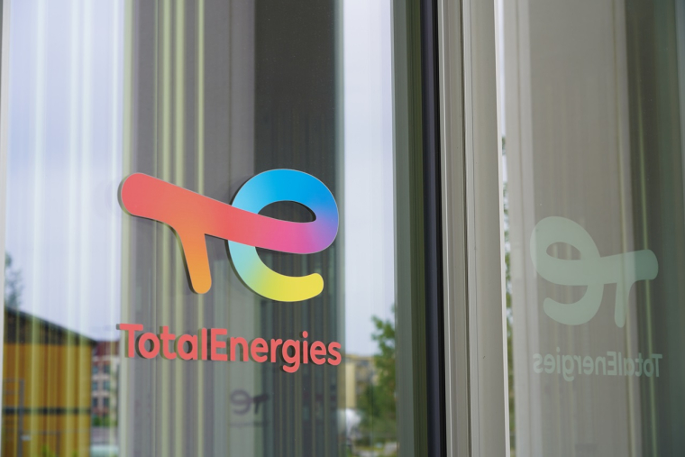 Le logo de TotalEnergies sur la façade vitrée d'un bâtiment. (Crédits: Adobe Stock)