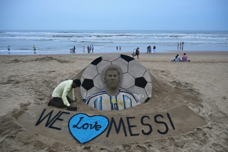 La folie du Mondial s'étend au monde entier: ici sur un plage en Inde, l'artiste Sudarsan Pattnaik créé samedi une sculpture de sable à l'effigie de Lionel Messi. ( AFP / - )