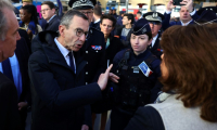 Le ministre de l'Intérieur français Bruno Retailleau (centre) s'entretient avec la présidente de la Métropole Aix-Marseille-Provence Martine Vassal (droite) à côté du président du Conseil régional de Provence-Alpes-Côte d'Azur Renaud Muselier (L) lors d'un déplacement à Marseille, dans le sud de la France, le 24 avril 2025 ( AFP / Clement MAHOUDEAU )