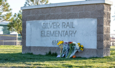 Des fleurs déposées au lendemain d’une fusillade survenue à l’école primaire Silver Rail, à Bend, le 16 octobre 2026 dans l'Oregon ( AFP / Payton Bruni )