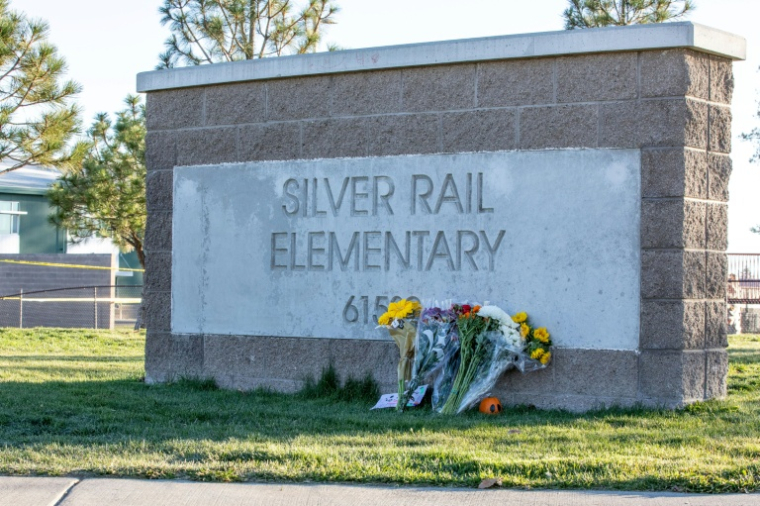 Des fleurs déposées au lendemain d’une fusillade survenue à l’école primaire Silver Rail, à Bend, le 16 octobre 2026 dans l'Oregon ( AFP / Payton Bruni )