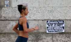 Une femme passe devant une affiche sur laquelle on peut lire "Bloquez tout. Grève générale" à Paris