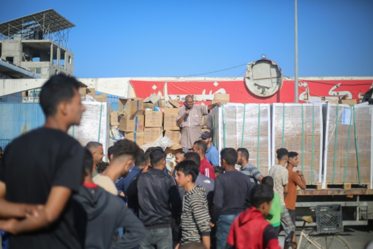 Des Palestiniens déplacés se rassemblent autour d'un camion pour recevoir de l'aide arrivée à Gaza dans la matinée au camp de réfugiés de Nuseirat, dans le centre de la bande de Gaza, le 20 octobre 2025 ( AFP / Eyad BABA )