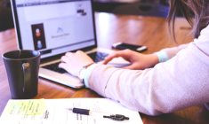 Vendre des objets sur une plateforme en ligne est désormais connu par l'administration fiscale ( Crédits photos : Pexels)