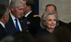 L'ex-président américain Bill Clinton, et son épouse, l'ancienne cheffe de la diplomatie américaine Hillary Clinton arrivent pour l'investiture de Donald Trump au Capitole de Washington, le 20 janvier 2025 ( POOL / Ricky Carioti )