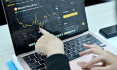 L'écran d'un investisseur en cryptomonnaies, le 12 février 2026 à Hanoï  ( AFP / Nhac NGUYEN )