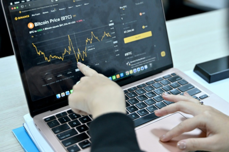 L'écran d'un investisseur en cryptomonnaies, le 12 février 2026 à Hanoï  ( AFP / Nhac NGUYEN )