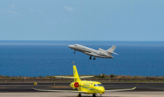 Un Falcon 900 transportant des passagers français, évacués plus tôt du navire touché par un foyer d'hantavirus, décolle de l'aéroport de Tenerife le 10 mai 2026  ( AFP / Antonio Sempere )