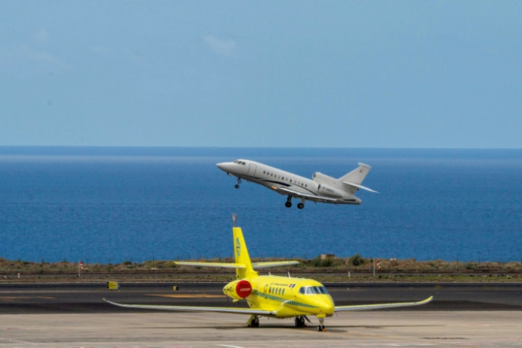 Un Falcon 900 transportant des passagers français, évacués plus tôt du navire touché par un foyer d'hantavirus, décolle de l'aéroport de Tenerife le 10 mai 2026  ( AFP / Antonio Sempere )