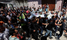 Des personnes en deuil portent le corps de Mohammad al-Waheidi, lors de ses funérailles à Gaza