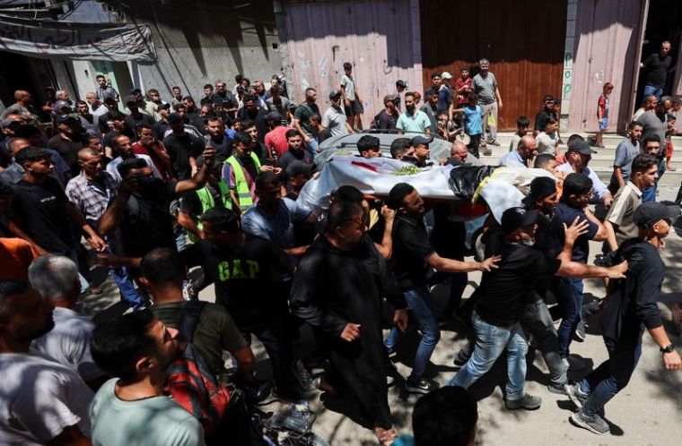 Des personnes en deuil portent le corps de Mohammad al-Waheidi, lors de ses funérailles à Gaza