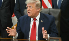 Le président américain Donald Trump parle à la presse dans le Bureau ovale de la Maison Blanche, à Washington, le 13 juillet 2026 ( AFP / SAUL LOEB )