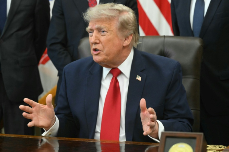Le président américain Donald Trump parle à la presse dans le Bureau ovale de la Maison Blanche, à Washington, le 13 juillet 2026 ( AFP / SAUL LOEB )