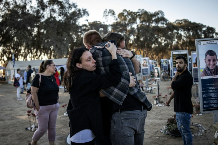 Des proches de victimes de l'attaque du 7 octobre 2023 au festival Nova s'étreignent, à Réïm, dans le sud d'Israël, le 7 octobre 2025 ( AFP / JOHN WESSELS )