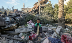 Dans les ruines de Nousseirat, dans le centre de la bande de Gaza, après une frappe israélienne le 29 octobre 2025 ( AFP / Eyad BABA )