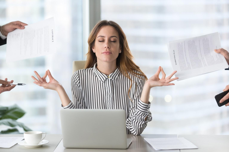 Depuis quelques années, les entreprises multiplient les services supplémentaires sur le lieu de travail pour favoriser le bien-être de leurs salariés. crédit photo : fizkes/Shutterstock / fizkes
