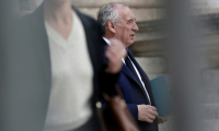 François Bayrou quitte l'Assemblée nationale qui vient de renverser son gouvernement le 8 septembre 2025 ( AFP / STEPHANE DE SAKUTIN )