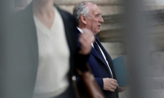 François Bayrou quitte l'Assemblée nationale qui vient de renverser son gouvernement le 8 septembre 2025 ( AFP / STEPHANE DE SAKUTIN )