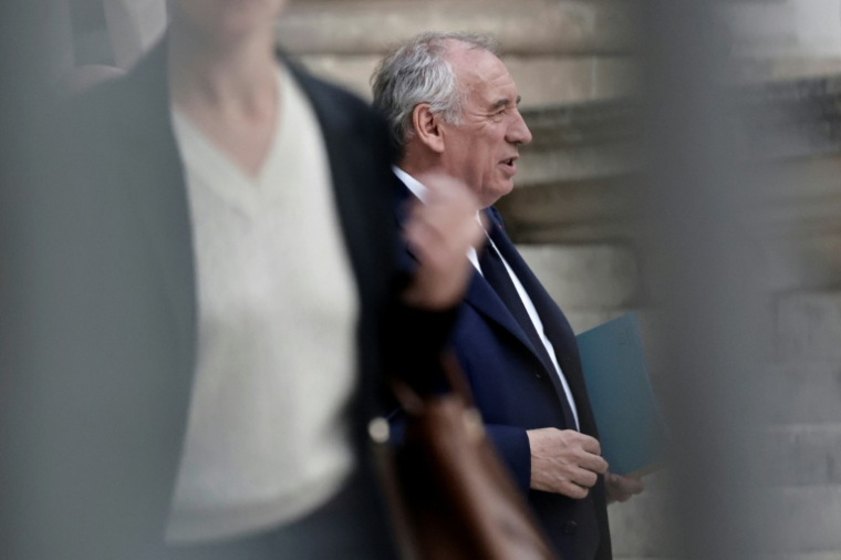 François Bayrou quitte l'Assemblée nationale qui vient de renverser son gouvernement le 8 septembre 2025 ( AFP / STEPHANE DE SAKUTIN )
