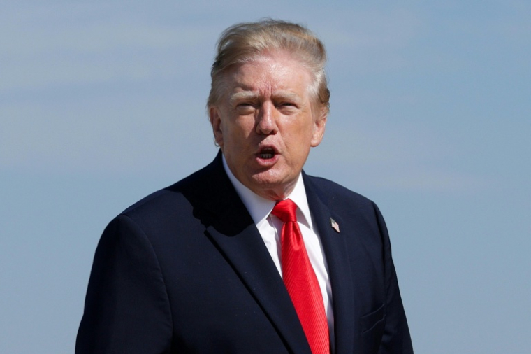 Le président américain Donald Trump interpelle la presse en montant à bord d'Air Force One le 13 octobre 2026 sur la base aérienne conjointe d'Andrews, dans le Maryland ( GETTY IMAGES NORTH AMERICA / ALEX WONG )
