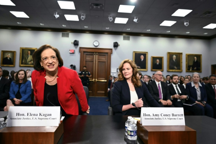 Les juges de la Cour suprême américaine Elena Kagan (ge) et Amy Coney Barrett arrivent pour leur audition devant une commission budgétaire de la Chambre des représentants, à Washington, le 14 juillet 2026 ( AFP / Kent NISHIMURA )