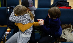 Retrouvaille d'une mère avec sa fille et son fils, à Kyiv