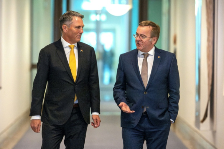 Photo diffusée par les forces de défense australiennes, le 26 mars 2026, montrant le ministre allemand de la Défense, Boris Pistorius (d), et le ministre australien de la Défense, Richard Marles, à Canberra ( AUSTRALIAN DEFENCE FORCE / Handout )