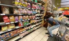 Des personnes font leurs courses dans un supermarché à Los Angeles, en Californie