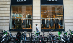 Un passant devant une boutique IKKS à Paris, le 3 octobre 2025 ( AFP / Dimitar DILKOFF )