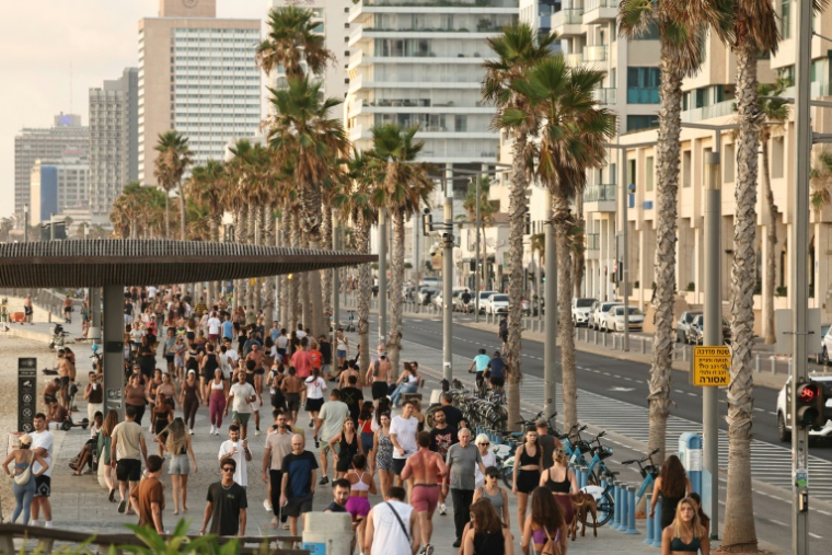 Sur le front de mer de Tel-Aviv, le 24 juin 2025 ( AFP / Fadel SENNA )
