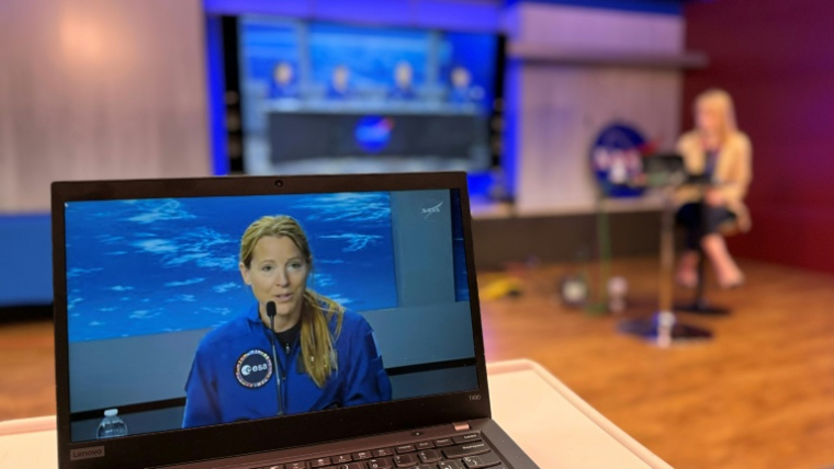 L'astronaute française Sophie Adenot (g), membre du programme Crew-12, lors d'une conférence de presse au Centre spatial Johnson de la Nasa, le 30 janvier 2026 à Houston, au Texas ( AFP / Moisés ÁVILA )
