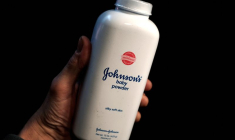 Une bouteille de poudre pour bébé Johnson's est visible sur une photo prise à New York.