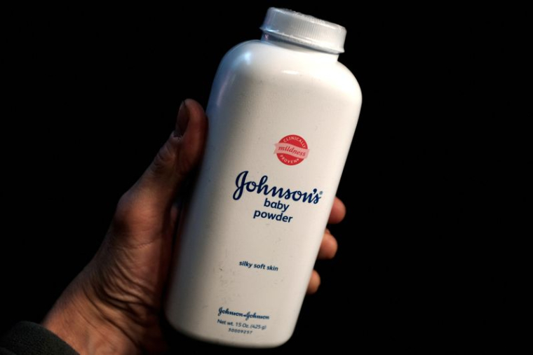 Une bouteille de poudre pour bébé Johnson's est visible sur une photo prise à New York.