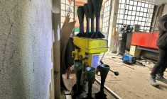 Photo distribuée par le service de presse de l'armée colombienne montrant le matériel saisi dans un dépôt à Bogota, le 25 février 2026 ( Colombian army / Handout )