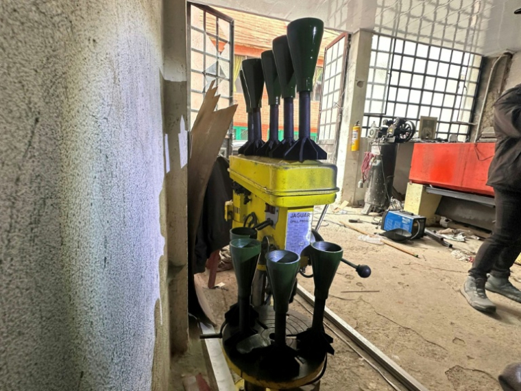 Photo distribuée par le service de presse de l'armée colombienne montrant le matériel saisi dans un dépôt à Bogota, le 25 février 2026 ( Colombian army / Handout )