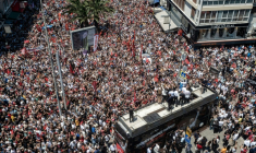 Le dirigeant du parti d'opposition turc CHP, Ozgur Ozel, harangue la foule pendant un meeting quelques jours après que la justice ait annulé son élection, à Izmir, le 26 mais 2026 ( AFP / Murat Kocabas )