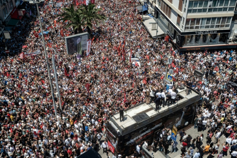 Le dirigeant destitué du CHP turc, Özgür Özel, se tient sur le toit d'un bus lors d'un rassemblement, quelques jours après qu'un tribunal l'a démis de ses fonctions, à Izmir, le 26 mai 2026, en Turquie ( AFP / Murat Kocabas )